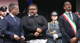Ora Peppone è un Cav: «La sua notorietà è stata e continua ad essere un importante volano per far conoscere tradizioni, cultura, valori e le tante risorse e bellezze del territorio lucano che non manca mai di citare nelle diverse occasioni pubbliche e televisive»