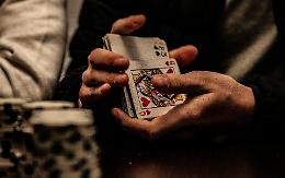 Dalla scopa al poker online. Come sono cambiati i giochi di carte con l'avvento del digitale?