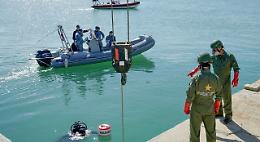 Gli artificieri di Foggia dell'Esercito rimuovono 25 bombe inglesi dal porto di Molfetta