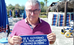 La rivolta degli ombrelloni italiani partiti da Margherita di Savoia: «Meloni lasci il resort di lusso del Salento e venga nei nostri lidi operai»