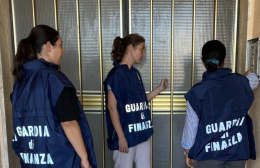 Giovani turisti presi per la gola e ammassati anche in depositi a Gallipoli, 25mila euro di multa dalla GdF ai locatori pirati