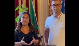 La sindaca di San Severo va a raccogliere l'uva per risollevare il vigneto abbattuto di un giovane agricoltore