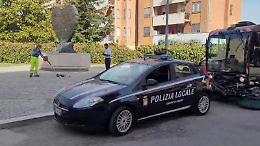 Bottiglie di spumante contro il monumento che ricorda la tragedia di viale Giotto a Foggia. La sindaca: "Gesto ignobile"