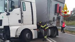 Impatta lo spartitraffico: solo tanta paura per un tir sulla 407 Basentana