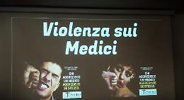 Aggressioni a medici e infermieri, il governo corre ai ripari: la bozza prevede da 1 a 5 anni di reclusione e multa di 10mila euro