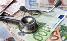 Rapporto Gimbe, la sanità pubblica arranca: chi può paga le prestazioni di tasca propria altrimenti rinuncia a curarsi

