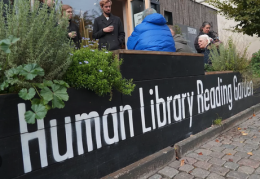 Dalle Human library ai sensitivity reader: il mondo moderno-antico del libro
