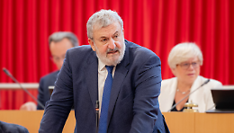Emiliano porta a casa il bilancio da 10,7 miliardi di euro, di cui 9 destinati alla sanità: «Non è escluso che questo sia il mio ultimo bilancio»