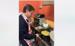 A Foggia Giuseppe Conte ai fornelli per la cena dei poveri