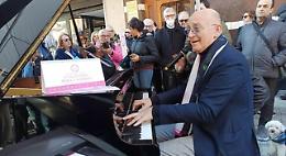 Sisto porta in strada a Bari il pianoforte della solidarietà