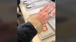 Bracciale Balenciaga scotch: quando solo il marchio fa il prezzo