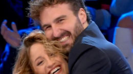 Affari Tuoi su Rai 1: Erasmo da Matera festeggia con un ricco premio da 100mila euro 