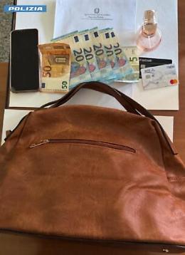 Ruba una borsa all’interno di una autovettura nel centro di Matera: nei guai un 19enne 