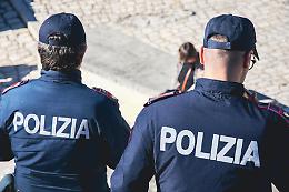 Picchia moglie in strada davanti ai figli, cittadino straniero arrestato dalla Polizia a Matera
