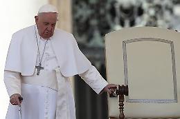 Le condizioni del Papa, Pregliasco: «Il bollettino è preoccupante, difficoltà di reazione alla terapia». Prognosi riservata