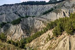 Coppia di turisti smarrita nei calanchi lucani, i Carabinieri hanno dovuto scalare dune e colline di argilla per salvarla