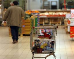 L'inflazione morde il carrello della spesa: aumenta il prezzo di frutta, verdura, pane e pasta fresca 