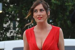Maria Elena Boschi come Cappuccetto Rosso persa nei boschi della Basilicata