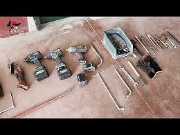 I Carabinieri tra i "cannibali" di auto a Cerignola: recuperati 200 pezzi, due delinquenti arrestati