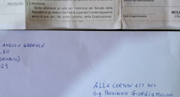 Sovraindebitamento: nessuno lo ascolta, strappa la tessera elettorale e ne invia metà a Mattarella e metà alla Meloni