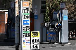 Il prezzo della benzina schizza a 2,3 euro in autostrada, Garante in allerta
