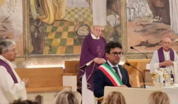 Un lungo applauso per salutare Giuseppe e Maria: commozione a Matera