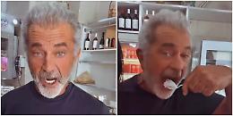 In attesa de "La Resurrezione di Cristo" tra la Basilicata e la Puglia, Mel Gibson impazzisce per la mozzarella di bufala