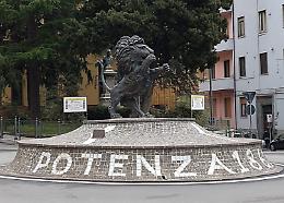 Potenza, il dibattito politico si perde nella piscina dei sogni mentre la città affonda