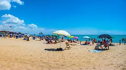 Ombrelloni d’oro e spiagge libere affollate: la nuova estate italiana