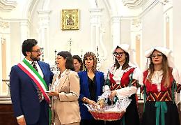 San Gerardo, emozione a Muro Lucano: l’anello benedetto alla Garante Mignoli
