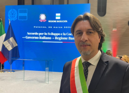 Paura sulla Basentana: auto si ribalta, illesi il sindaco di Policoro e la moglie