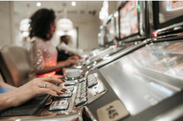 Non solo fortuna: come il gioco d'azzardo online sta influenzando l'alfabetizzazione tecnologica dei consumatori a Foggia e oltre