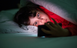 Smartphone, tablet e social: dai pediatri italiani le regole per proteggere bambini e adolescenti