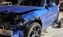 Scontro sulla Jonica: Focus tamponata da una Giulia Veloce. Coinvolto anche un furgone