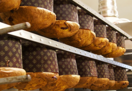 Tredicesime in crescita ma i prezzi rovinano la festa: panettoni più 42 per cento, trasporti alle stelle