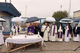 Il vescovo di Melfi al presidio dei lavoratori dell'Indotto per celebrare la Messa natalizia 