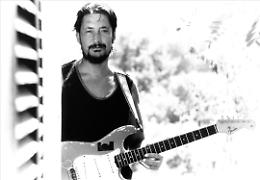 Chris Rea: autobiografia emotiva di un uomo che aveva scelto il silenzio
