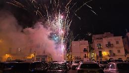 Un ragazzo di 17 anni che perde una mano, due balconi incendiati, l'assalto al bancomat: il Capodanno da guerriglia in provincia di Foggia