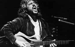 Non spiegare, restare: Pino Daniele l'arte di esistere attraverso il suono
