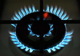 Clima e geopolitica spingono il gas: rialzo del 4,8 per cento e famiglie sotto pressione