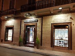 Rapinano "Massimo Gioielli" nel centro di Foggia nascondendo la refurtiva sotto un'auto, la Polizia la recupera