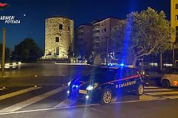 Notte di paura a Potenza: inseguimento e auto in fiamme in centro storico