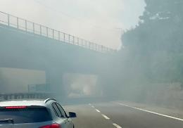 A16 Napoli-Canosa, bus turistico diretto a Matera prende fuoco: salvi 37 passeggeri