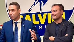 In Puglia in fila per arruolarsi con il generale Vannacci, il "caporale" Sasso passa in rassegna le truppe