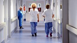 Italia sempre pi&ugrave; anziana, ma senza infermieri: 175mila in meno rispetto agli standard Ue