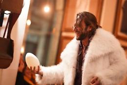 Napoli, l&rsquo;uovo e la maschera: Bruce LaBruce e Gian Maria Cervo riscrivono Pulcinella alla Sala Sole
