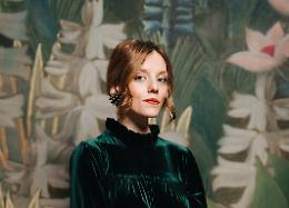 Il mare in un bicchiere: l&rsquo;arte visiva di Giovanna Quaratino, talento lucano del costume tra cinema e teatro
