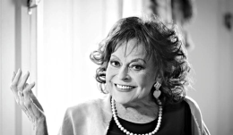 Addio ad Angela Luce, voce antica di Napoli tra palcoscenico e silenzi
