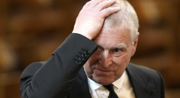 Il tramonto delle eminenze: Londra e il rito dell'autopurificazione
