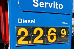Caro carburante, rincari anche in autostrada: gasolio servito oltre i 2 euro a litro